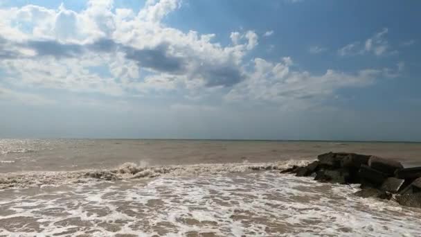 海の波 天気の良い日は波が高い 海での晴れた日 背景青い海の波 ぬれた石や波 海の石とデザインのための海のサーフの背景 — ストック動画