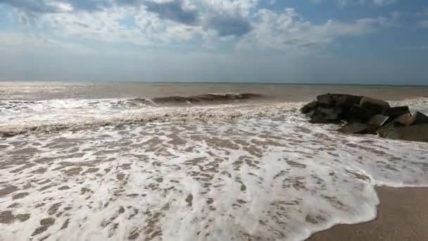 海の波 天気の良い日は波が高い 海での晴れた日 背景青い海の波 ぬれた石や波 海の石とデザインのための海のサーフの背景 — ストック動画