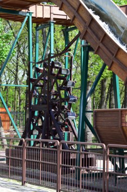 Kharkov, Ukrayna, Mayıs 2021. Su çarkı çekimi, mühendislik tasarımı. Su değirmeni Su değirmeninin çarkı.