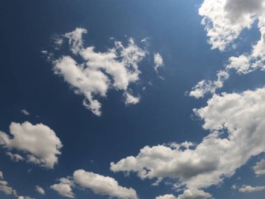 Mükemmel mavi gökyüzü, tüylü beyaz bulutlar çapraz formasyonda. Arka plan parlak gökyüzü ve beyaz bulutlar onu hafif hissettirecek şekilde yüzüyor. Mavi gökyüzünde güzel küçük bulutlar.