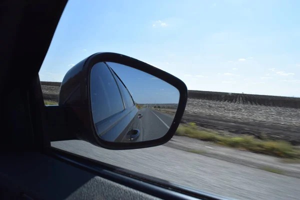 Estrada Refletida Espelho Retrovisor Vista Espelho Lateral Carro Dirigindo Estrada — Fotografia de Stock