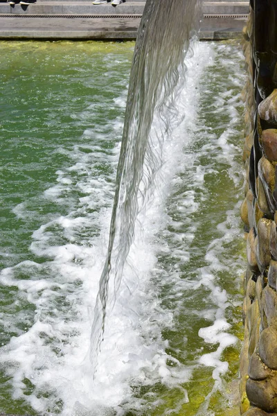 Táj Gyönyörű Mesterséges Vízesés Kertben Nyilvános Parkban Ember Alkotta Vízesés — Stock Fotó