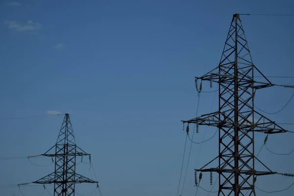 Las Torres Transmisión Alto Voltaje Donde Muchos Cables Tienen Fondo — Foto de Stock