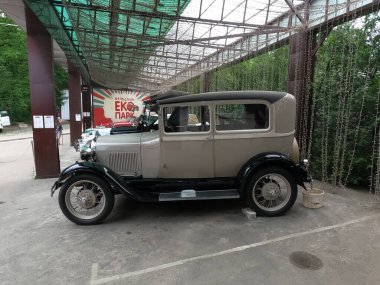 Park halindeki eski klasik siyah beyaz krem rengi özel yapım 1927-1931 Ford Model A antika bir otomobilin yan görüntüsü. Kharkov, Ukrayna - 3 Temmuz 2021