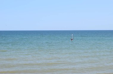 Sakin sularda rüzgar sörfü. Azov Denizi, Rusya - 25 Temmuz 2021