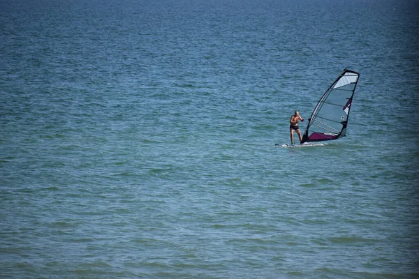 Deportista Con Ala Vela Mar Windsurf Diversión Océano Deportes Extremos — Foto de Stock