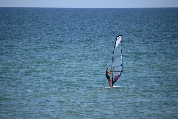 Sportler Mit Tragflügelsegeln Meer Windsurfen Spaß Meer Extremsport Asowsches Meer — Stockfoto