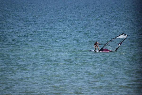 Windsurfista Monta Una Tabla Con Una Vela Vacaciones Activas Mar — Foto de Stock