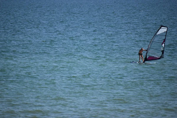 Windsurfer Cavalca Una Tavola Con Una Vela Vacanza Attiva Mare — Foto Stock