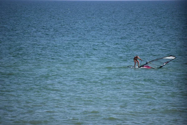 Ein Windsurfer Fährt Auf Einem Brett Mit Segel Aktivurlaub Meer — Stockfoto