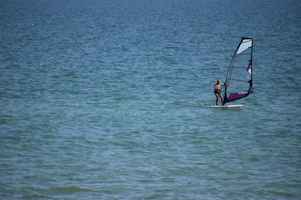 Windsurfista Monta Una Tabla Con Una Vela Vacaciones Activas Mar —  Fotos de Stock