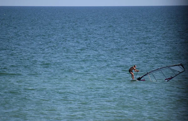 Uomo Impegnato Nel Windsurf Sullo Sfondo Del Mare Del Cielo — Foto Stock