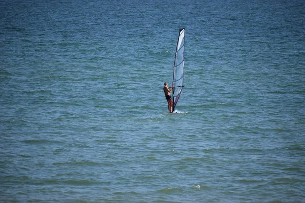 Mężczyzna Uprawia Windsurfing Tle Błękitnego Morza Nieba Facet Jeździ Desce — Zdjęcie stockowe