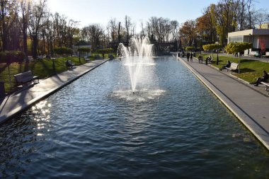 Harkov, Ukrayna. 2021, 26 Ekim. Çeşme damlaları ve su damlaları olan bir kanal manzarası, su fışkırıyor ve sıçrıyor.