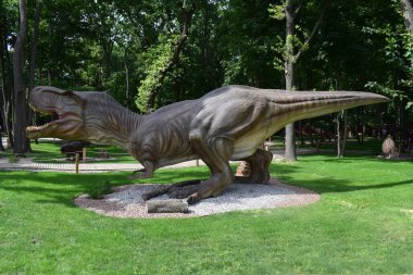 DINO PARK, KHARKOV - 8 Ağustos 2021: Açık havada tarihi dinozor heykelleri bulunan Park Müzesi. Tarih öncesi hayvanlar milyonlarca yıl önce dünyada yaşamış. Tyrannosaurus rex