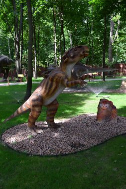 DINO PARK, KHARKOV - 8 Ağustos 2021: Orman parkındaki dinozor heykeli. Wuerlosaurus - Erken Jurassic / 155-150 milyon yıl önce