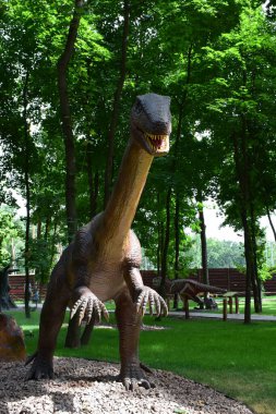 DINO PARK, KHARKOV - 8 Ağustos 2021: Parktaki güzel dinozor heykeli manzarası. Tarih öncesi hayvanlar milyonlarca yıl önce dünyada yaşamış..