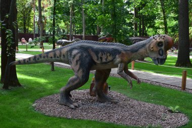 DINO PARK, KHARKOV - 8 Ağustos 2021: Parktaki güzel dinozor heykeli manzarası. Tarih öncesi hayvanlar milyonlarca yıl önce dünyada yaşamış..