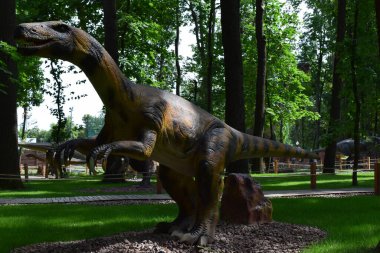 DINO PARK, KHARKOV - 8 AĞUSTOS 2021 Dinozor Parkı gündüz görüşü. Dinozor modeli Plateosaurus parkta sergilenir. Tarih öncesi hayvanlar milyonlarca yıl önce dünyada yaşamış..