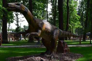 DINO PARK, KHARKOV - 8 AĞUSTOS 2021 Dinozor Parkı gündüz görüşü. Dinozor modeli Plateosaurus parkta sergilenir. Tarih öncesi hayvanlar milyonlarca yıl önce dünyada yaşamış..