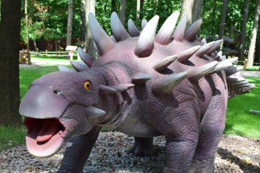 DINO PARK, KHARKOV - 8 Ağustos 2021: Parktaki güzel dinozor heykeli manzarası. Ankylosaurus, tarih öncesi sürüngen, Dinozor Parkı 'nda