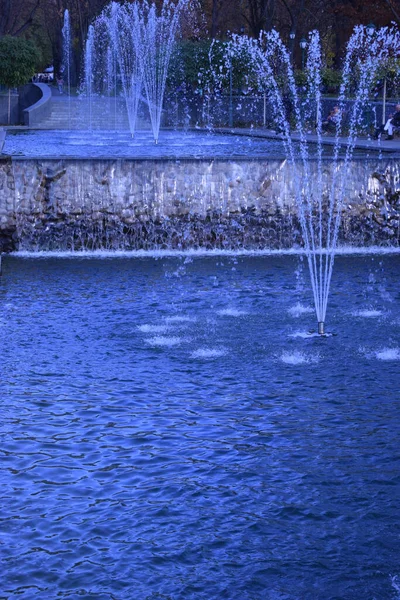 ウクライナのハルコフ 2021年10月26日 市内の秋の公園の噴水でのウォータージェットの動き 市内の噴水のターコイズブルーの水の流れにおける水飛沫と水滴 — ストック写真