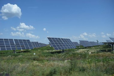 Berrak mavi gökyüzü altında kurak alanda güneş enerjisi istasyonu. Güneş enerjisi ekipmanları. Güneş paneli, fotovoltaik, alternatif elektrik kaynağı.
