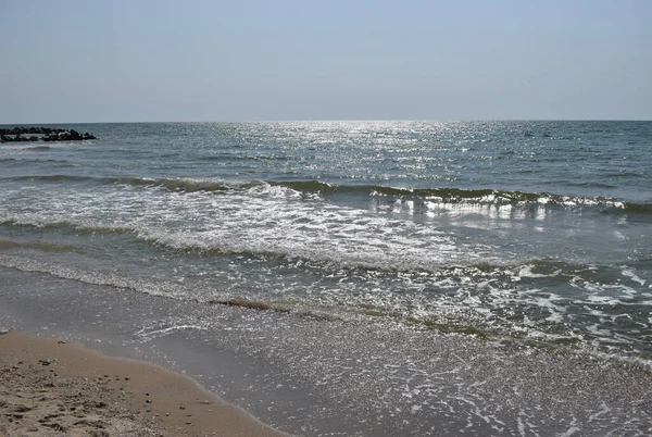 Zee Strand Blauwe Lucht Zand Zon Zomerzeekust Met Golven — Stockfoto