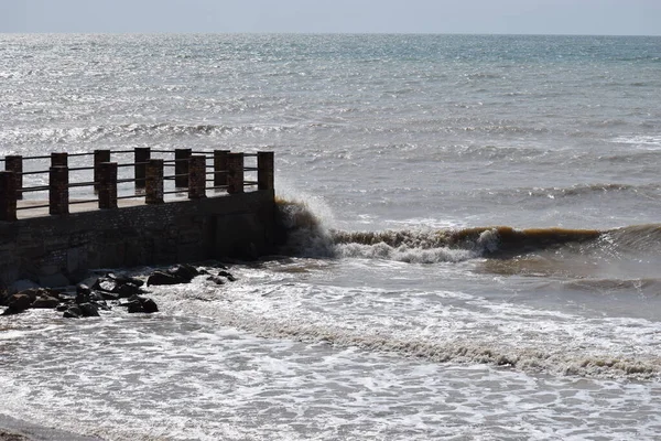 Великі Морські Хвилі Стискаються Пірсі Пірс Відриває Морські Хвилі Від — стокове фото