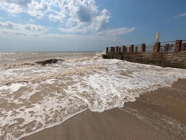 在狂风暴雨的晴天 码头挡住了海岸外的海浪 — 图库照片