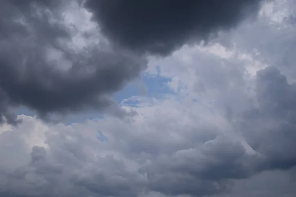 Branco Algumas Nuvens Escuras Céu Nuvens Dramáticas Naturais Preto Céu — Fotografia de Stock