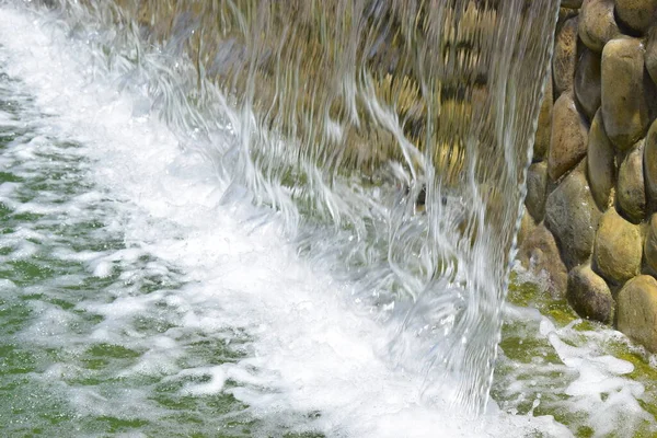 人工の滝市の噴水近くの水を注ぐ — ストック写真