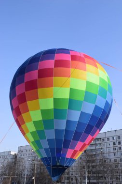 Hava gösterisi sırasında renkli sıcak hava balonları. Balon festivalinde sıcak hava balonu