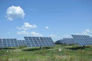 Berrak mavi gökyüzü altında kurak alanda güneş enerjisi istasyonu. Güneş enerjisi ekipmanları. Güneş paneli, fotovoltaik, alternatif elektrik kaynağı.