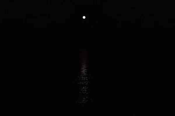 Полнолуние Пляже Лунный След Отражается Воде Ночная Луна Взошла Над — стоковое фото