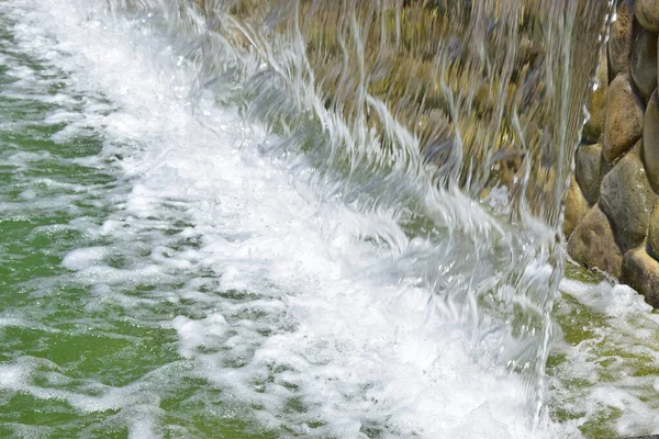 Táj Gyönyörű Mesterséges Vízesés Kertben Nyilvános Parkban Ember Alkotta Vízesés — Stock Fotó