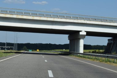 Eski bir çelik köprünün yapısal elementleri. Perçinlenmiş kemerler ve çiftlikler.