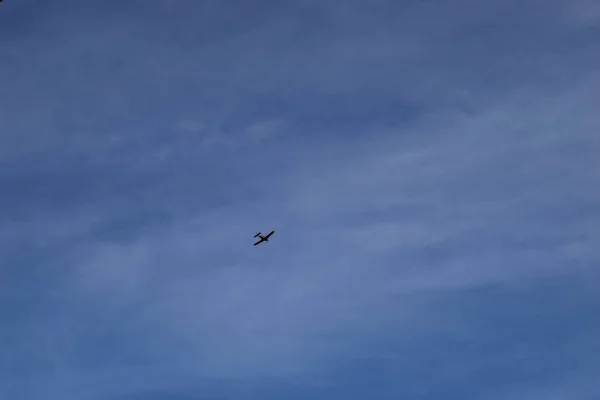 晴朗的蓝天和一架飞行的飞机 小飞机蓝天中的单引擎飞机 底部视图 — 图库照片