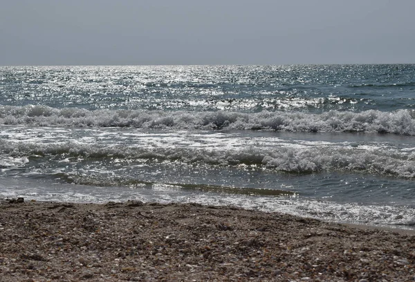 美丽的风景 绿松石色海水 浪涌上海面 浪涌上海岸 海滩和飞溅的波浪 — 图库照片