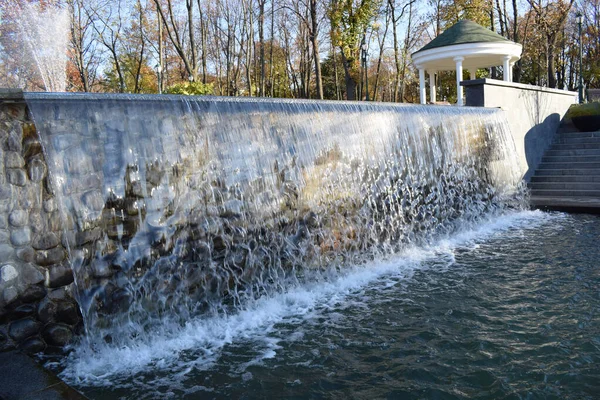 Una Cascata Che Scorre Parco Una Cascata Una Fontana Giardino — Foto Stock