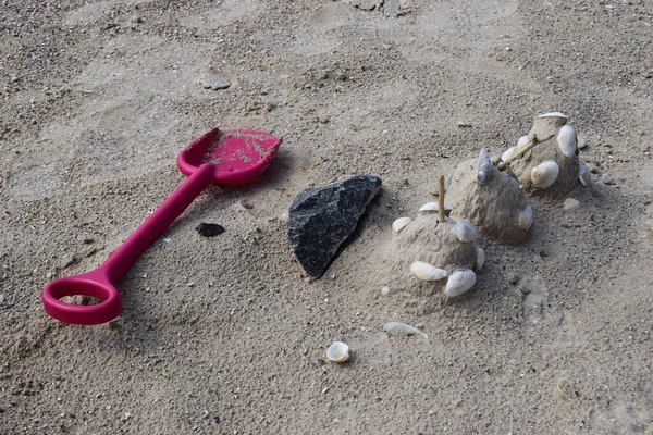 Giocattoli Sandbox Plastica Sulla Sabbia Castello Sabbia Decorato Conchiglie Pala — Foto Stock
