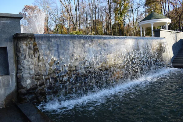 公園を流れる滝 庭の噴水の滝 水の壁 滝の水のカスケードの美しい景色 人工の滝 都市の噴水 クローズアップは 水を注ぐ — ストック写真