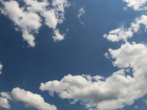 Голубое Небо Пушистыми Белыми Облаками Центре Фон Яркое Небо Белыми — стоковое фото