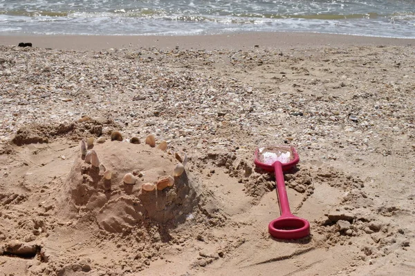 Castello Sabbia Con Conchiglie Costruite Sulla Spiaggia Tropicale Estiva Primo — Foto Stock