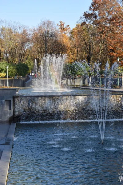 Wasser Plätschert Auf Dem Boden Der Brunnen Herbstlichen Garten — Stockfoto