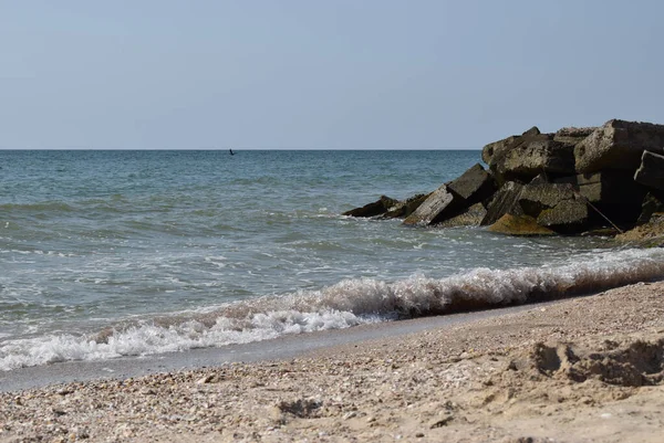 Фрагменти Скелі Дикому Пляжі Небо Було Ясне Морські Води Ють — стокове фото
