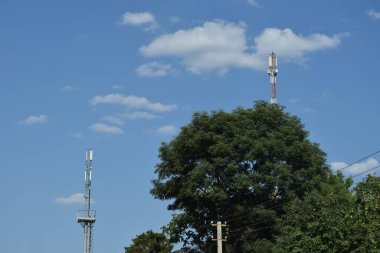 Telekomünikasyon kulesi 4G ve 5G hücresel. Makro Üs İstasyonu. Kablosuz İletişim Anten Vericisi. Telekomünikasyon kulesi mavi gökyüzü arka planına karşı antenlerle.