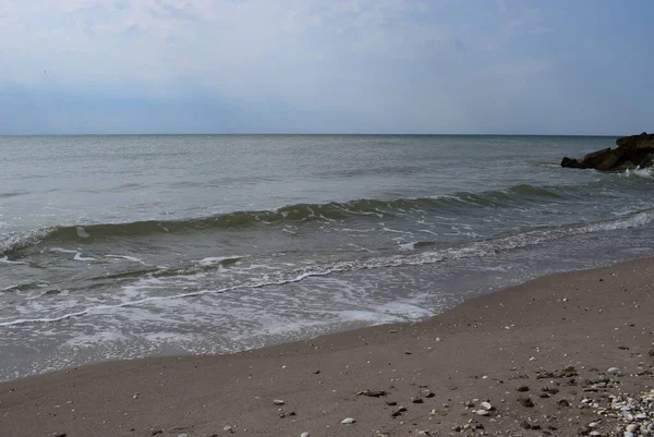 Прекрасний Пейзаж Морська Вода Бірюзового Кольору Пісок Небо Хвилі Морі — стокове фото