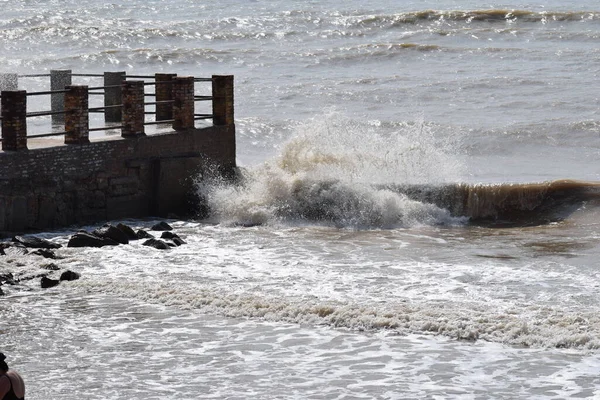 巨大的海浪拍打着一个码头 在狂风暴雨的晴天 码头挡住了海岸外的海浪 — 图库照片