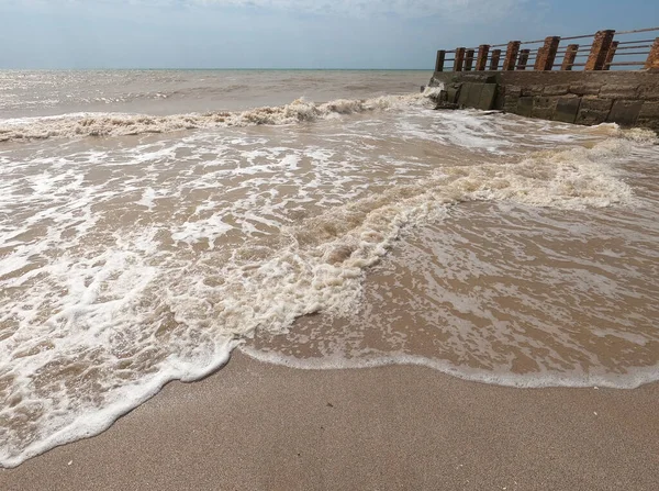 在狂风暴雨的晴天 码头挡住了海岸外的海浪 — 图库照片